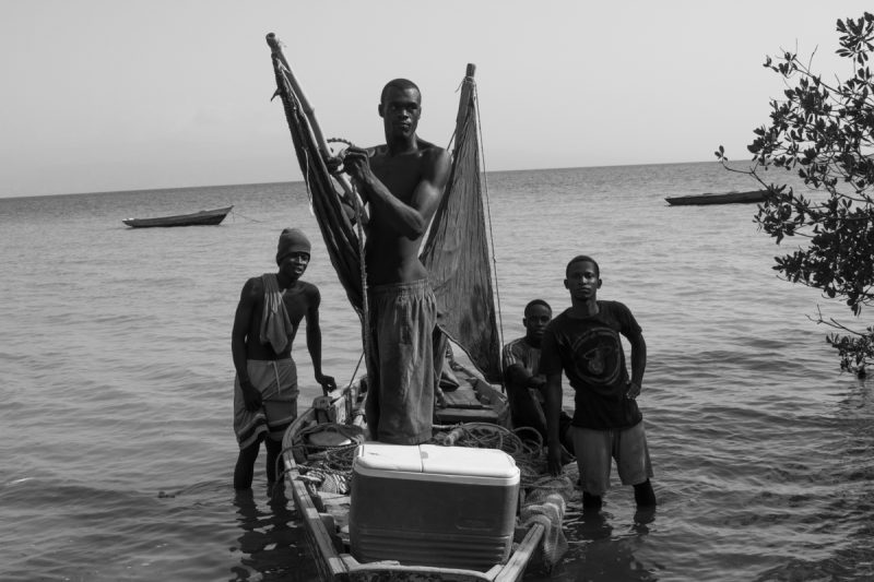 A group of fishermen embarking onto the coast of Bayèl. Cabaret, 2015 (Credit: Moïse Pierre)