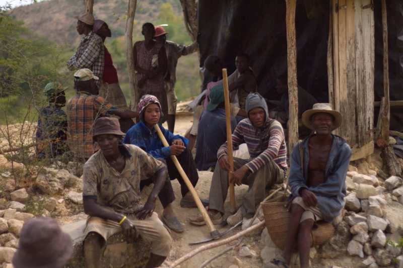 Farmers taking a break in Desab, a part of Cabaret, 2016. (Crédit: Mackenson Saint-Félix)